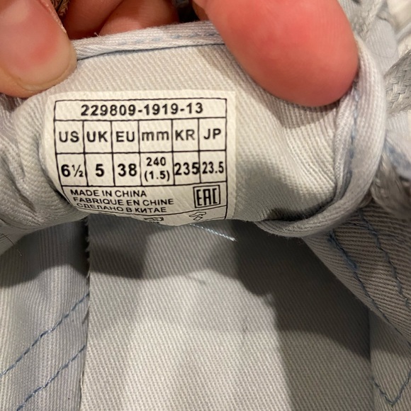 5 for $35 Levi’s sneakers - Picture 4 of 4